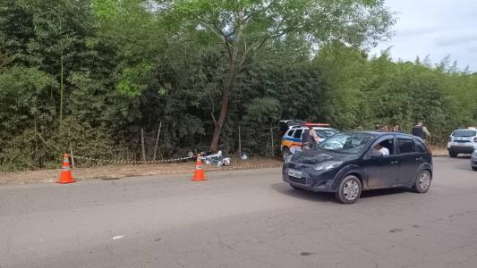 Na garupa da moto estava um jovem de 18 anos que foi socorrido em estado grave para o hospital