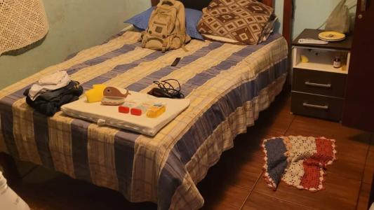 Na imagem, a cama de onde a criança teria caído