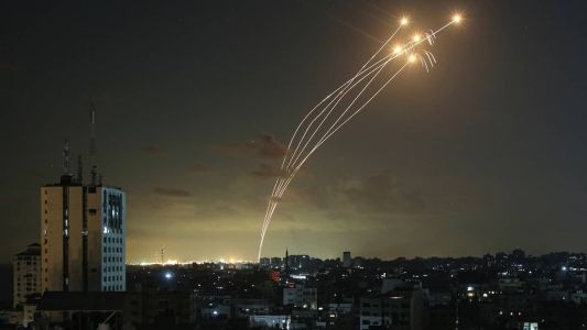 Na imagem, domo de ferro israelense intercepta mísseis disparados de Gaza