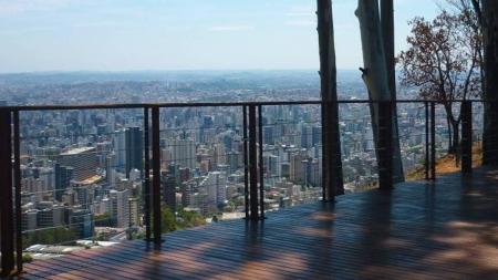Na imagem, o mirante do Parque das Mangabeiras, na região Centro-Sul de BH