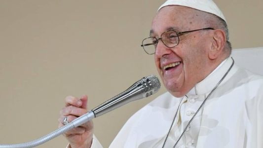 Na manhã deste sábado, o papa argentino foi recebido por cerca de 200 mil fiéis no santuário de Fátima, cerca de 130 km ao norte de Lisboa, onde rezou o rosário com jovens doentes, com deficiência e seis prisioneiros
