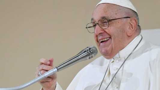 Na manhã deste sábado, o papa argentino foi recebido por cerca de 200 mil fiéis no santuário de Fátima, cerca de 130 km ao norte de Lisboa, onde rezou o rosário com jovens doentes, com deficiência e seis prisioneiros