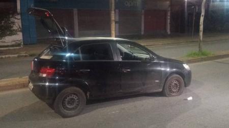 Na MG-356, proximidades da entrada do Morro do Papagaio, os suspeitos foram vistos trafegando em alta velocidade com o veículo