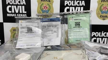 Na operação, a corporação apreendeu documentos, produtos estéticos, seringas, um celular, um notebook, um veículo, um diploma e um histórico escolar falso