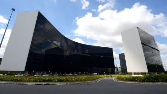 Na prática, a inclusão dos aposentados nos gastos com pessoal inviabilizaria aumentos salariais ao funcionalismo, uma vez que o limite imposto pela LRF estaria ultrapassado