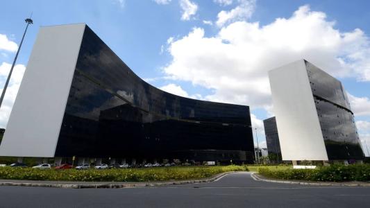 Na prática, a inclusão dos aposentados nos gastos com pessoal inviabilizaria aumentos salariais ao funcionalismo, uma vez que o limite imposto pela LRF estaria ultrapassado