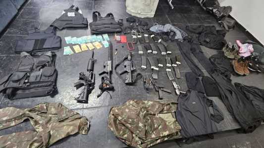 Na residência do suspeito foram encontrados fuzis, munições e coletes a prova de balas.