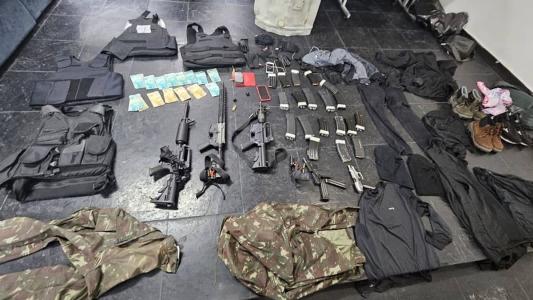 Na residência do suspeito foram encontrados fuzis, munições e coletes a prova de balas.