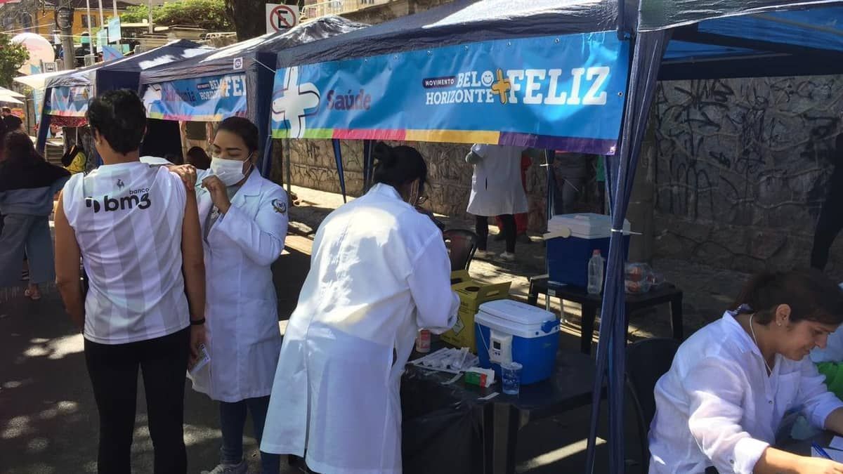 Vídeo: domingo de vacinação gera filas, demora de até 2 horas e reclamações em Belo Horizonte