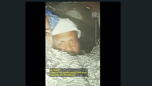 Na semana passada, foram feitas imagens precárias dos operários pelo mesmo túnel por onde está sendo colocados água e mantimentos