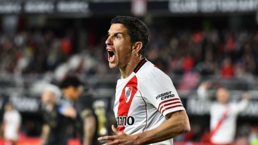 Nacho Fernández, do River Plate, comemora gol sobre o Estudiantes no Campeonato Argentino