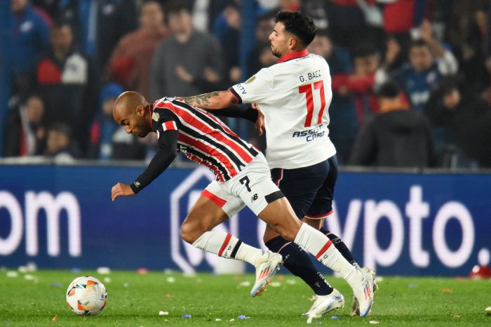 Lucas, do São Paulo, tenta se livrar da marcação do Nacional