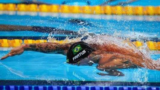 Nadador se recupera de cirurgia no ombro