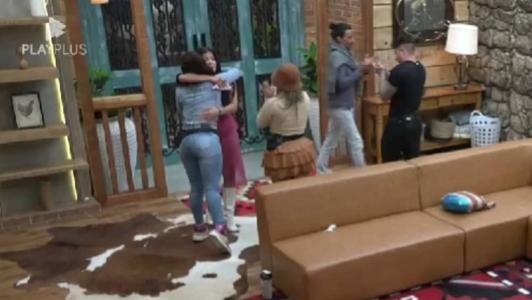 Nadja abraça Jaquelline após a ex-BBB ser salva da Roça