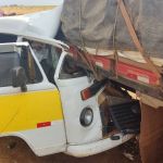 Kombi escolar bate na traseira de caminhão e motorista morre preso às ferragens em Minas
