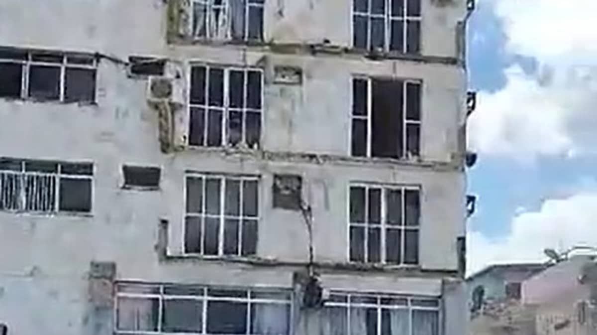 Vídeo: sacadas do edifício 'Cristo Rei' desabam em Belém 
