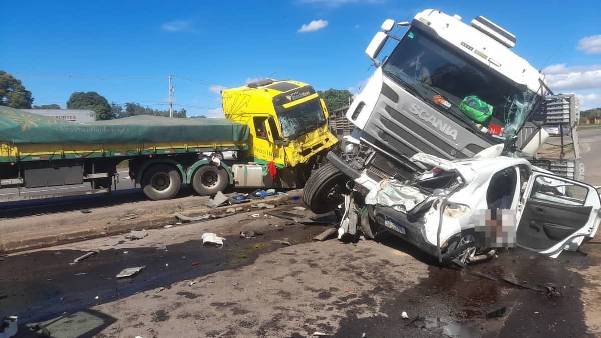 Grave acidente entre três veículos interdita BR-040, na Grande BH
