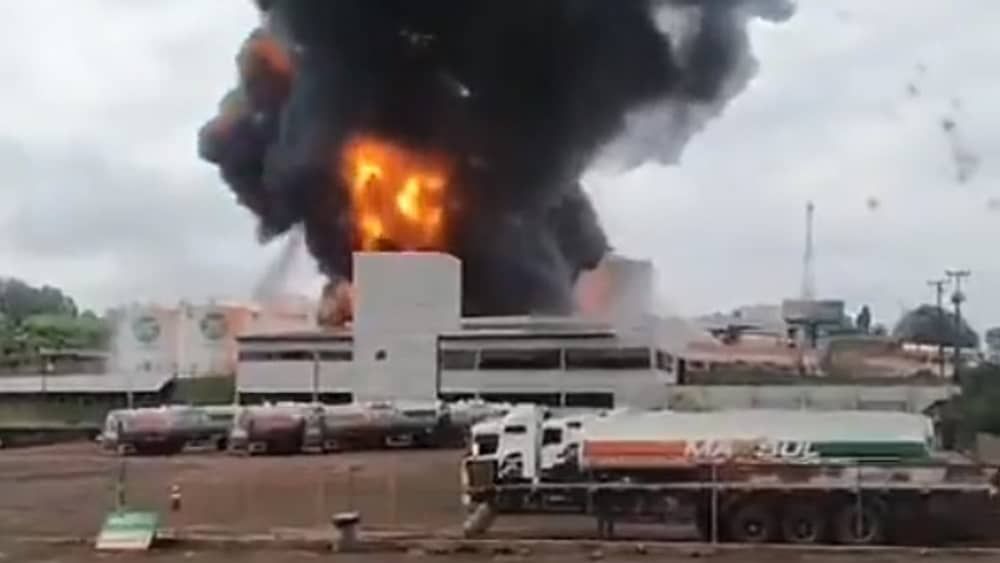Vídeo: grande incêndio atinge distribuidora de combustível em Santa Catarina