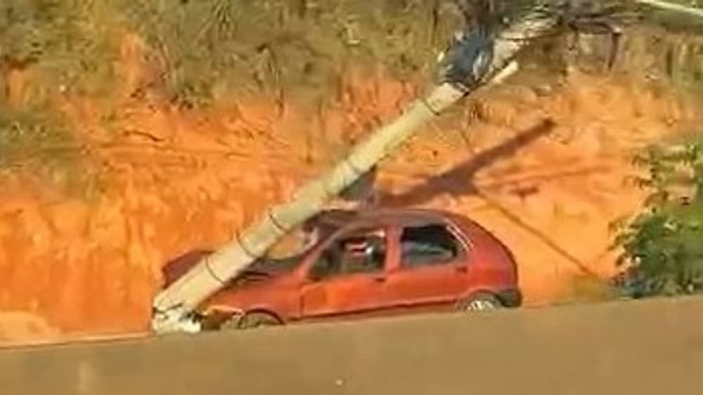 Vídeo: carro atinge poste na Via Expressa de Contagem e interdita trecho