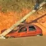 Vídeo: carro atinge poste na Via Expressa de Contagem e interdita trecho