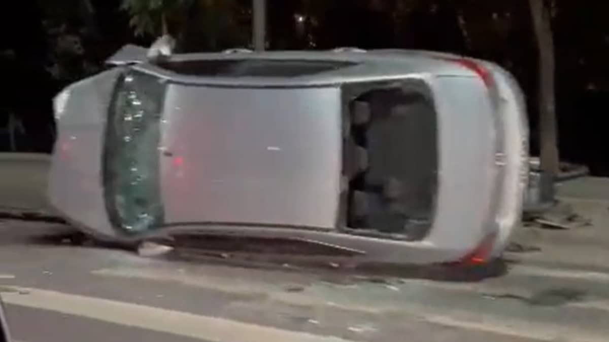 Carro capota na Via 240 e trava trânsito na avenida Cristiano Machado