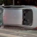Carro capota na Via 240 e trava trânsito na avenida Cristiano Machado