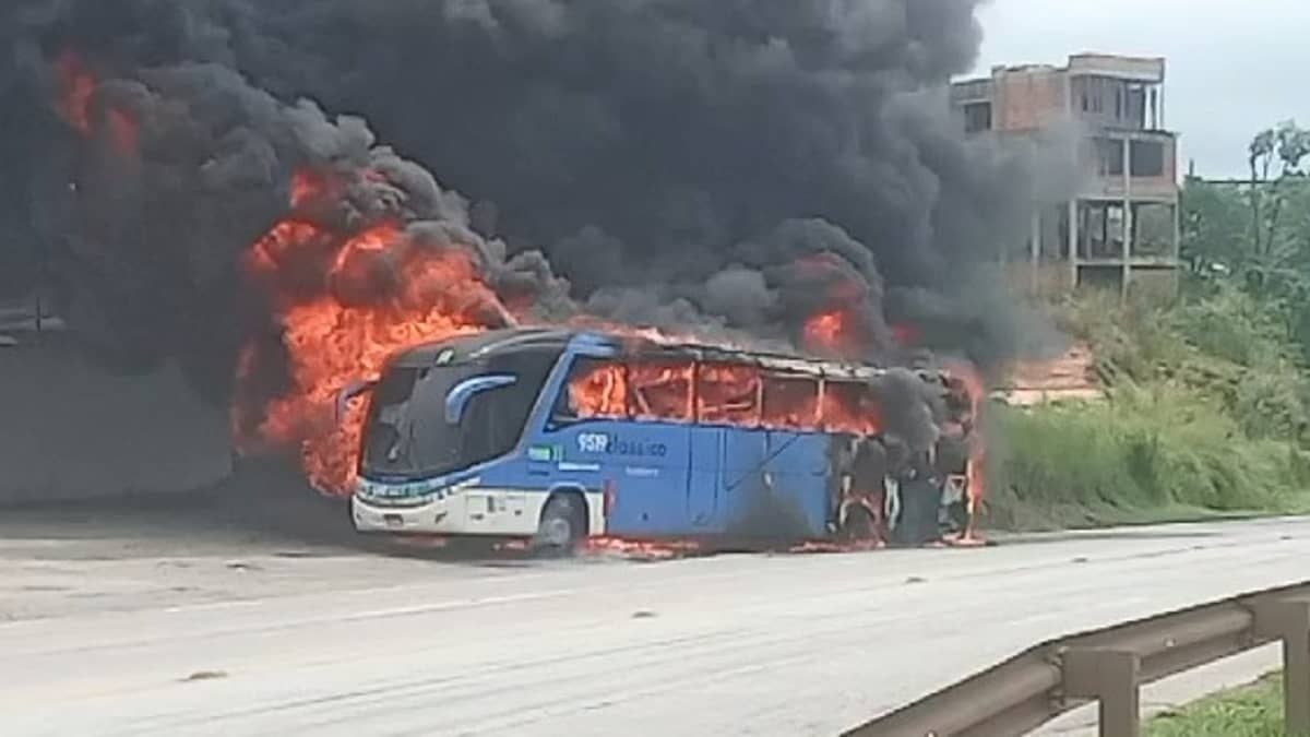 Vídeo: ônibus pega fogo e interdita completamente a BR-040 em Minas