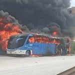 Vídeo: ônibus pega fogo e interdita completamente a BR-040 em Minas