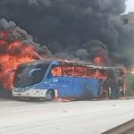Vídeo: ônibus pega fogo e interdita completamente a BR-040 em Minas