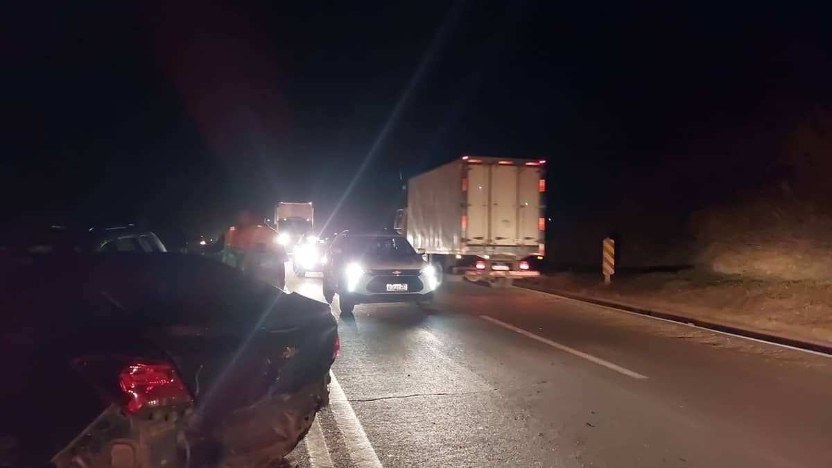 Acidente envolvendo três carros na BR-040 deixa uma pessoa morta e trecho é interditado