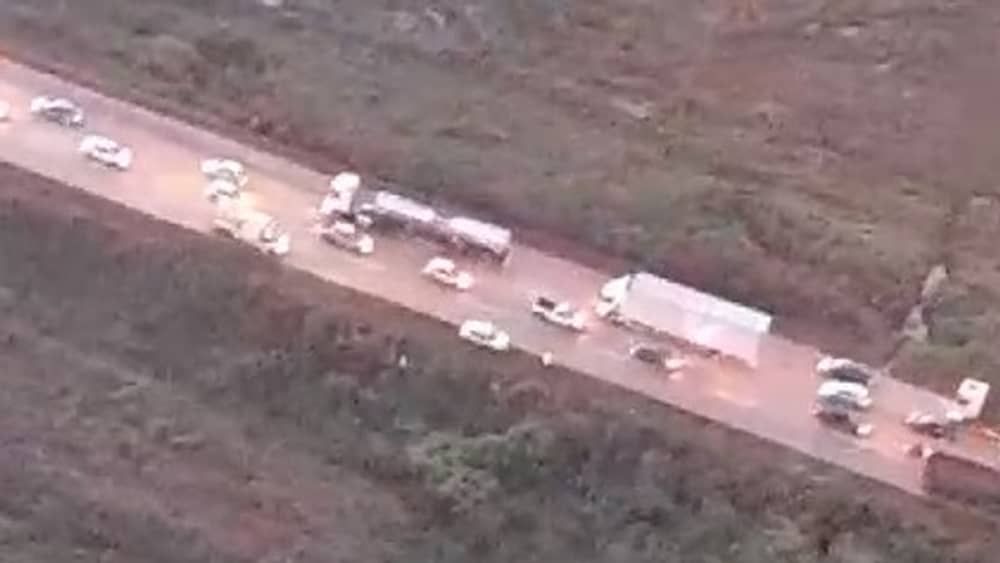 Vídeo: crianças são resgatadas por helicóptero após engavetamento na BR-040