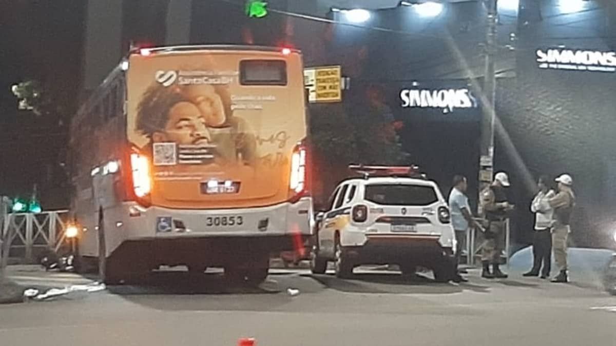 Motociclista é atropelado por ônibus na avenida do Contorno