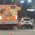 Motociclista é atropelado por ônibus na avenida do Contorno