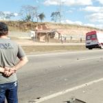 Carreta tomba e vai para fora da pista na BR-262, em Betim