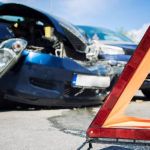 Carro em alta velocidade atropela quatro pessoas em frente a bar em Minas