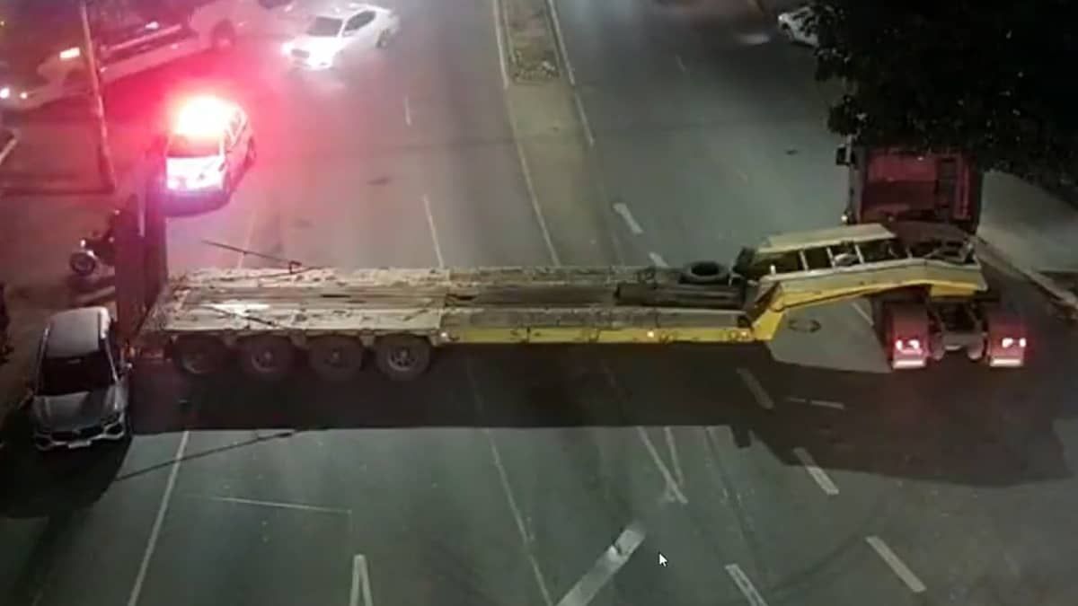 Carreta fica em 'L' e bloqueia totalmente a avenida Silva Lobo, em BH