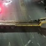 Carreta fica em 'L' e bloqueia totalmente a avenida Silva Lobo, em BH