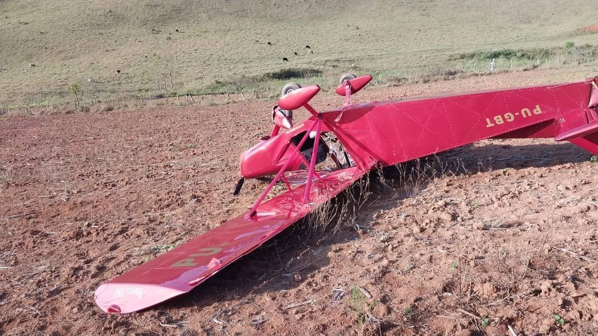 Avião de pequeno porte cai em plantação de feijão no interior de Minas