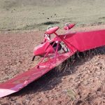 Avião de pequeno porte cai em plantação de feijão no interior de Minas