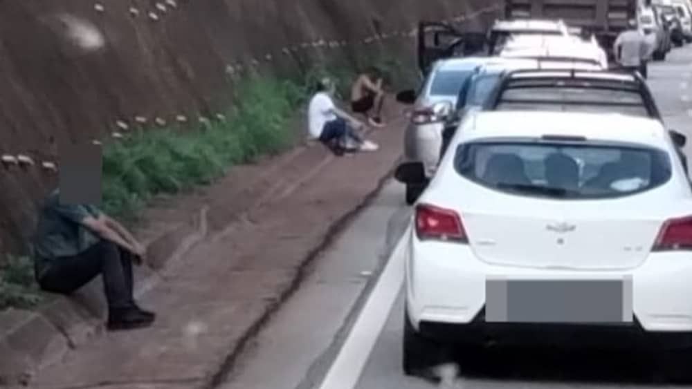 Após 5 horas de interdição, motoristas sentam no chão para esperar liberação da Fernão Dias