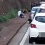 Após 5 horas de interdição, motoristas sentam no chão para esperar liberação da Fernão Dias