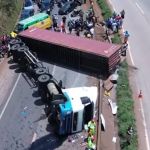 Interdição na Fernão Dias passa de 3 horas após tombamento de carreta; veja imagens 