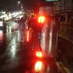 Carro tomba em importante avenida de Contagem