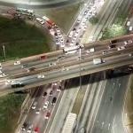 Caminhão tomba no Anel Rodoviário e congestionamento chega a mais de 5km