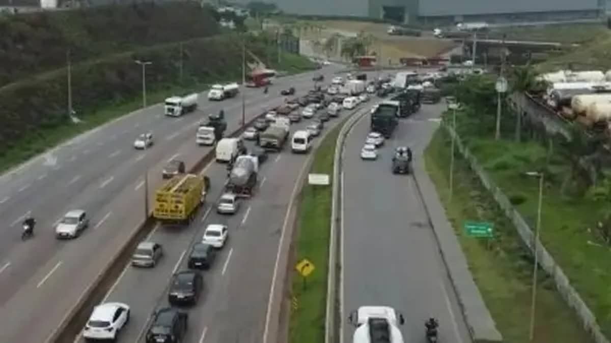 Engavetamento entre quatro veículos congestiona a BR-381 por mais de 12km, na Grande BH