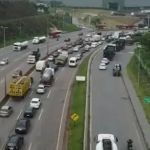 Engavetamento entre quatro veículos congestiona a BR-381 por mais de 12km, na Grande BH
