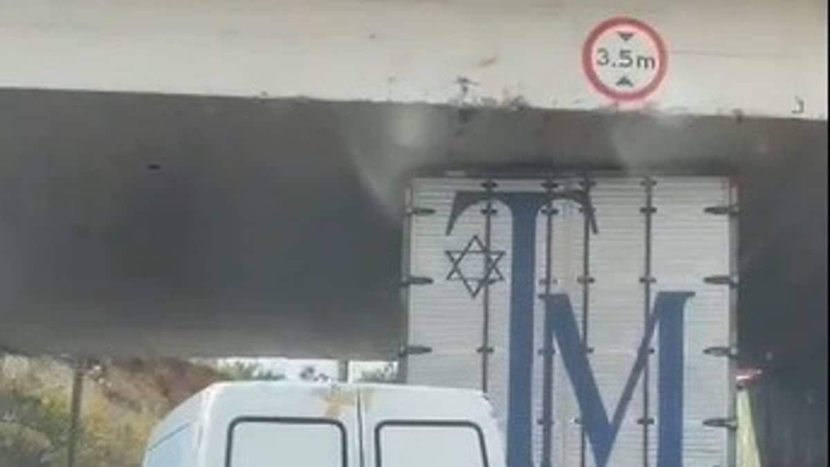 Vídeo: caminhão fica preso em viaduto e complica o trânsito em BH