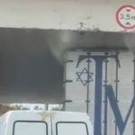 Vídeo: caminhão fica preso em viaduto e complica o trânsito em BH