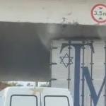 Vídeo: caminhão fica preso em viaduto e complica o trânsito em BH