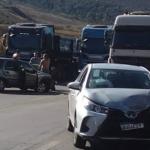Batida frontal entre carros congestiona os dois sentidos da BR-040